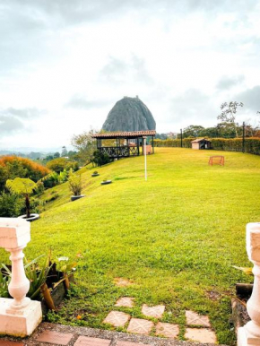 Finca con espectacular zona verde y hermosa vista a la piedra